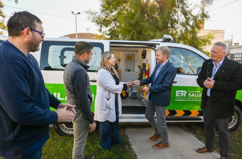 Frigerio entregó una nueva ambulancia al hospital de Viale