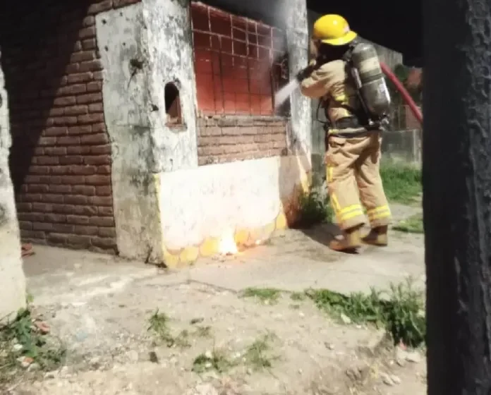 Incendio en una vivienda abandonada de Paraná: Los bomberos sofocaron el fuego
