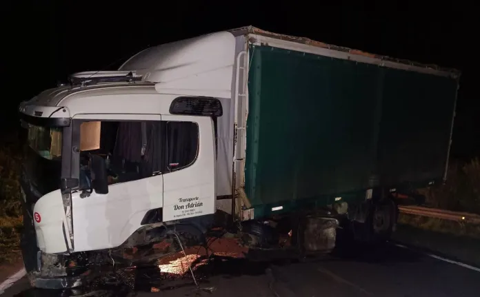  Camión chocó contra la cabecera de un puente y quedó atravesado en la ruta
