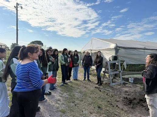  Feliciano: Estudiantes del Instituto Comercial D’78 llevaron a cabo una visita instructiva a las instalaciones del polo hortícola municipal.