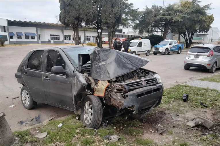  Hospitalizaron a conductor que chocó su auto contra un árbol en Viale