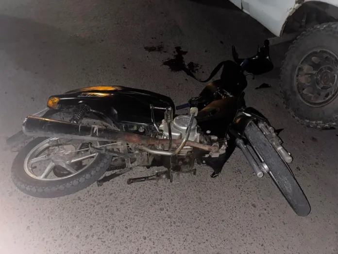  Joven motociclista se fracturó la cara tras chocar una camioneta estacionada