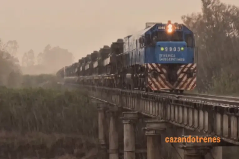  Un tren transportaba vehículos militares en Concordia regaló una increíble postal bajo la lluvia